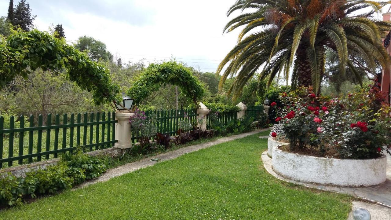 Pool Villa Grigoris Aspiotades Buitenkant foto