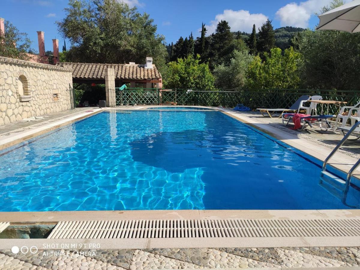 Pool Villa Grigoris Aspiotades Buitenkant foto