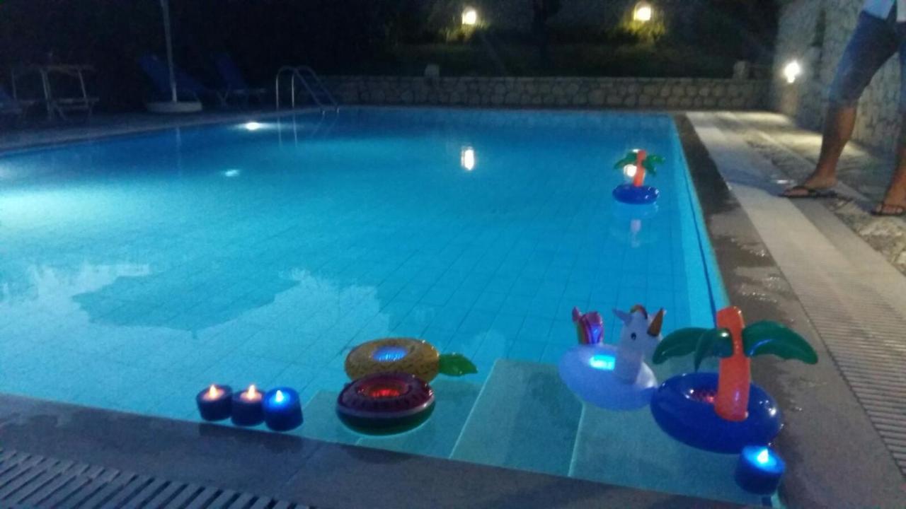 Pool Villa Grigoris Aspiotades Buitenkant foto