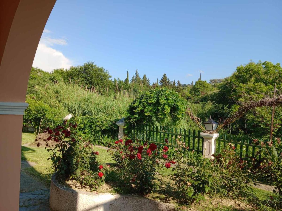Pool Villa Grigoris Aspiotades Buitenkant foto